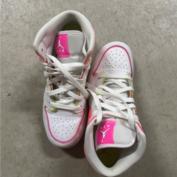 air jordan one mid SE GS “edge glow” - Picture 3 of 9